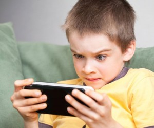 بررسی خشونت در بازیهای ویدئویی و آنلاین کودک و نوجوان